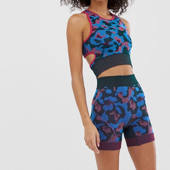 Seamless Set : Crop Top & Shorts in Camo Jacquard - Picture 6 of 8